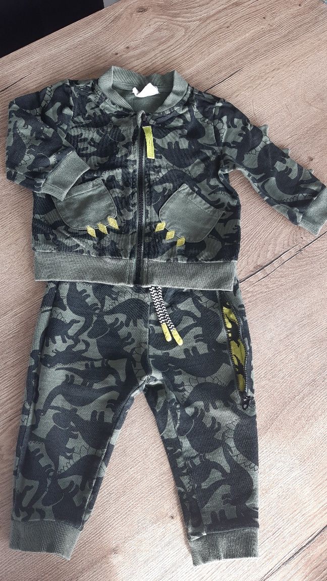 Dres komplet bluza i spodnie w dinozaury Coccodrillo rozmiar 74-80