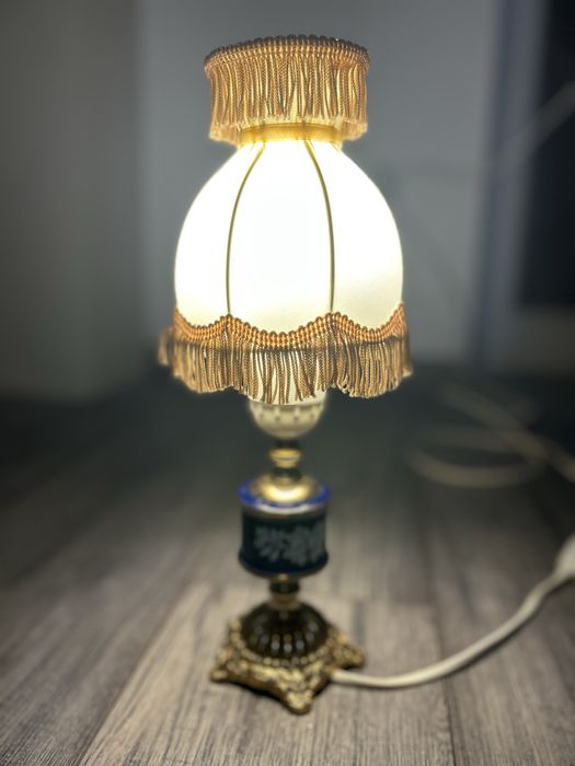 Piekna mosiężna stara lampka nocna.