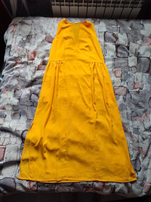 Довга яскрава сукня