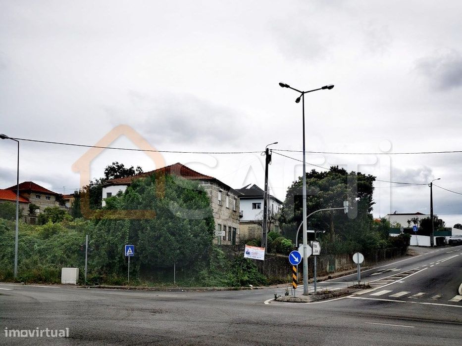 MORADIAS para recuperar, para investimento, em Guardizela Guimarães