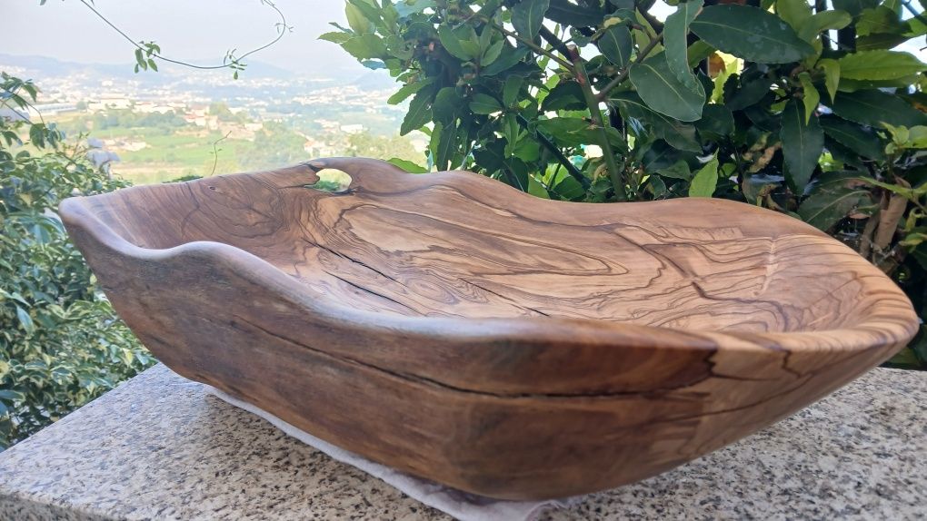 Fruteira, centro de esculpida em tronco de oliveira