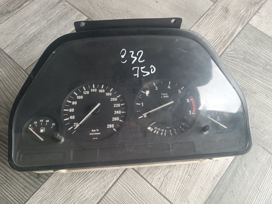 Приборка бмв е32 е34 525 750