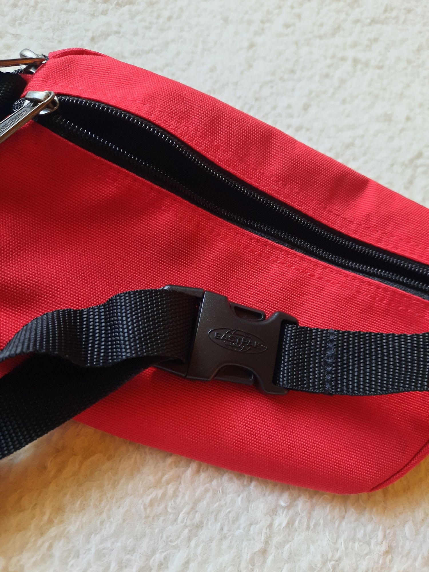 Nerka Eastpak saszetka pasek regulowany.