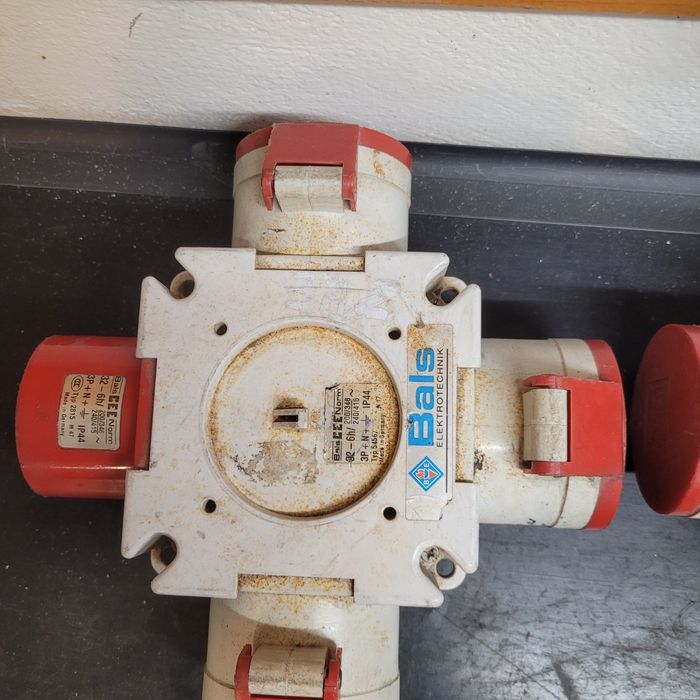 Gniazda na siłę i rozgałęźnik