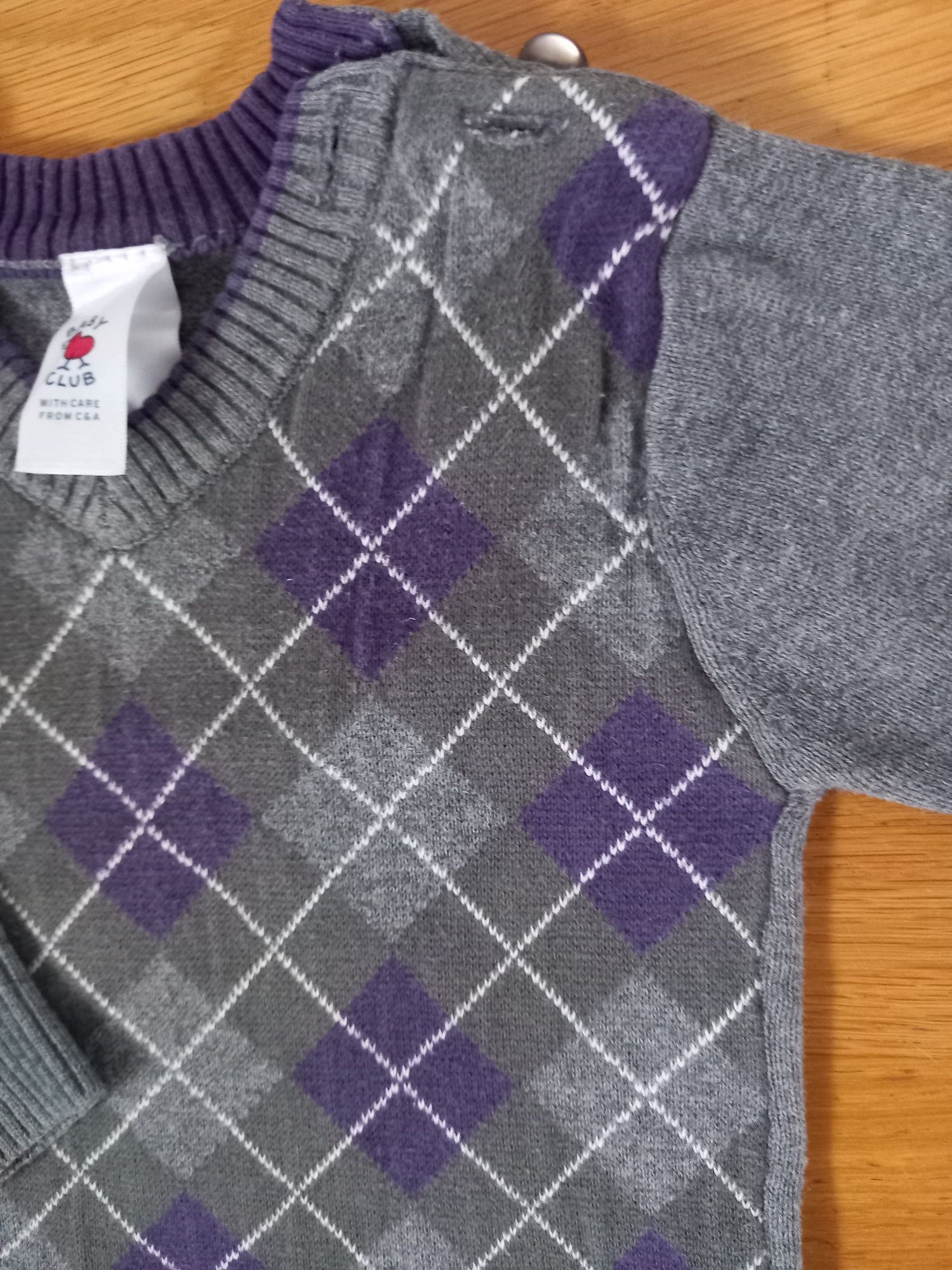 Elegancki sweterek  dla chłopczyka w fioletowe romby  C&A