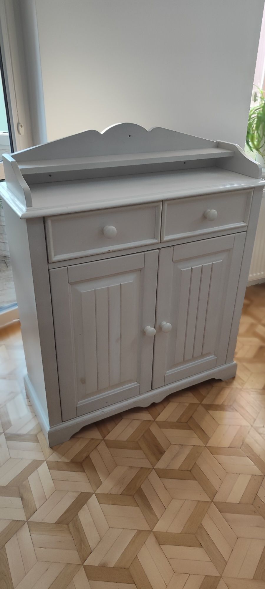 Komoda biała z drewna sosnowego