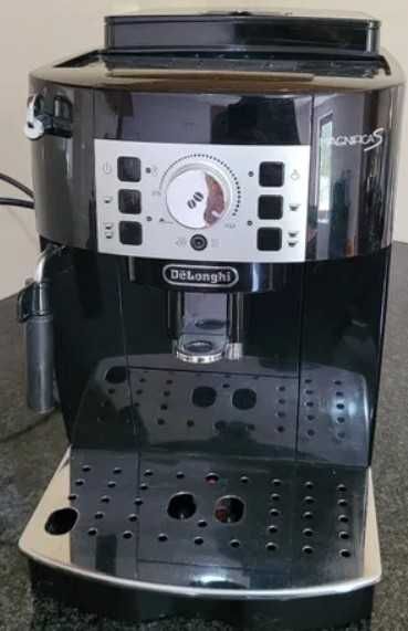 Máquina de Café delongui muito estimada, com a referencia Magnifica S