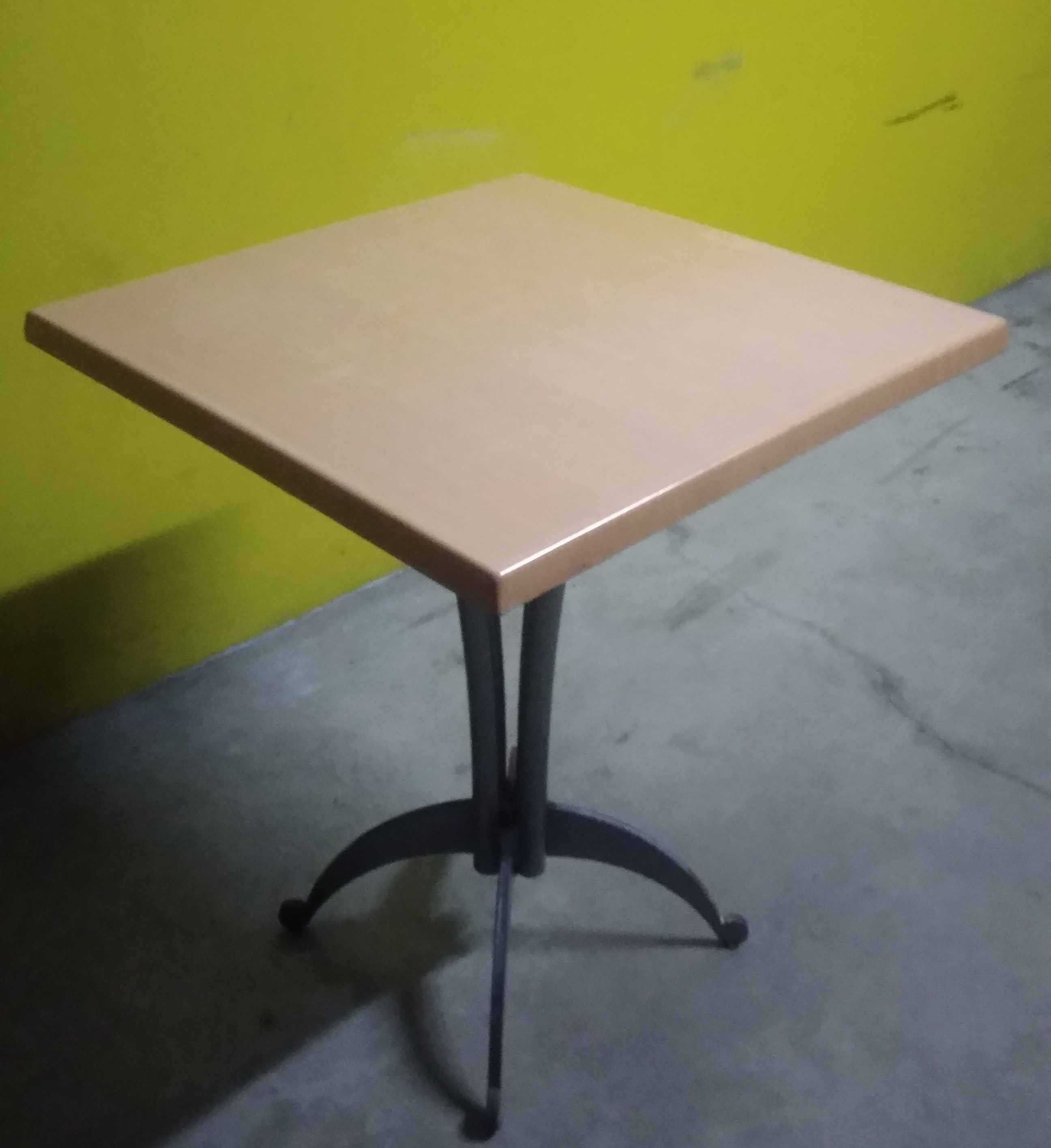 Mesa quadrada pequena