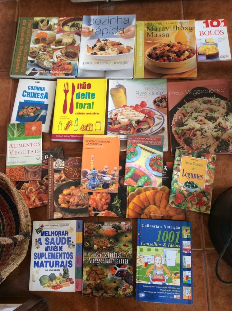 Caixa com vários livros de culinária