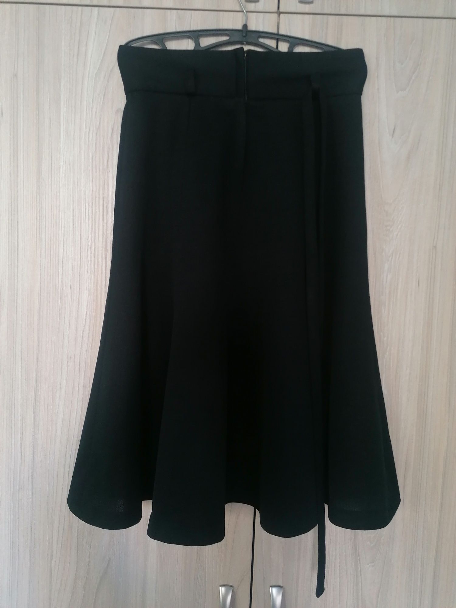 Czarna spodnica z klosza midi +pasek S/M studniówka
