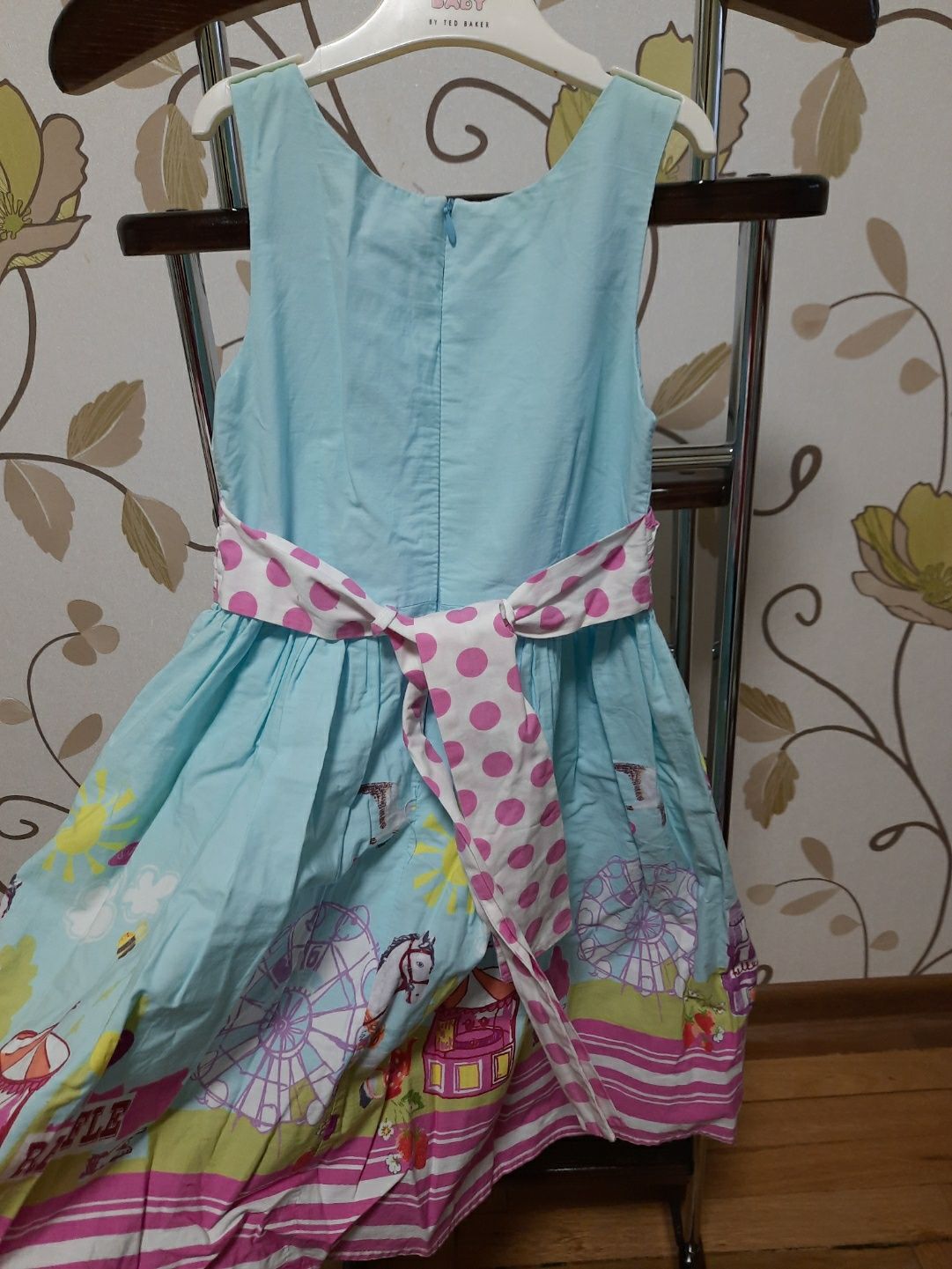 Нарядное детское платье H&m карусель для девочки
5-7лет