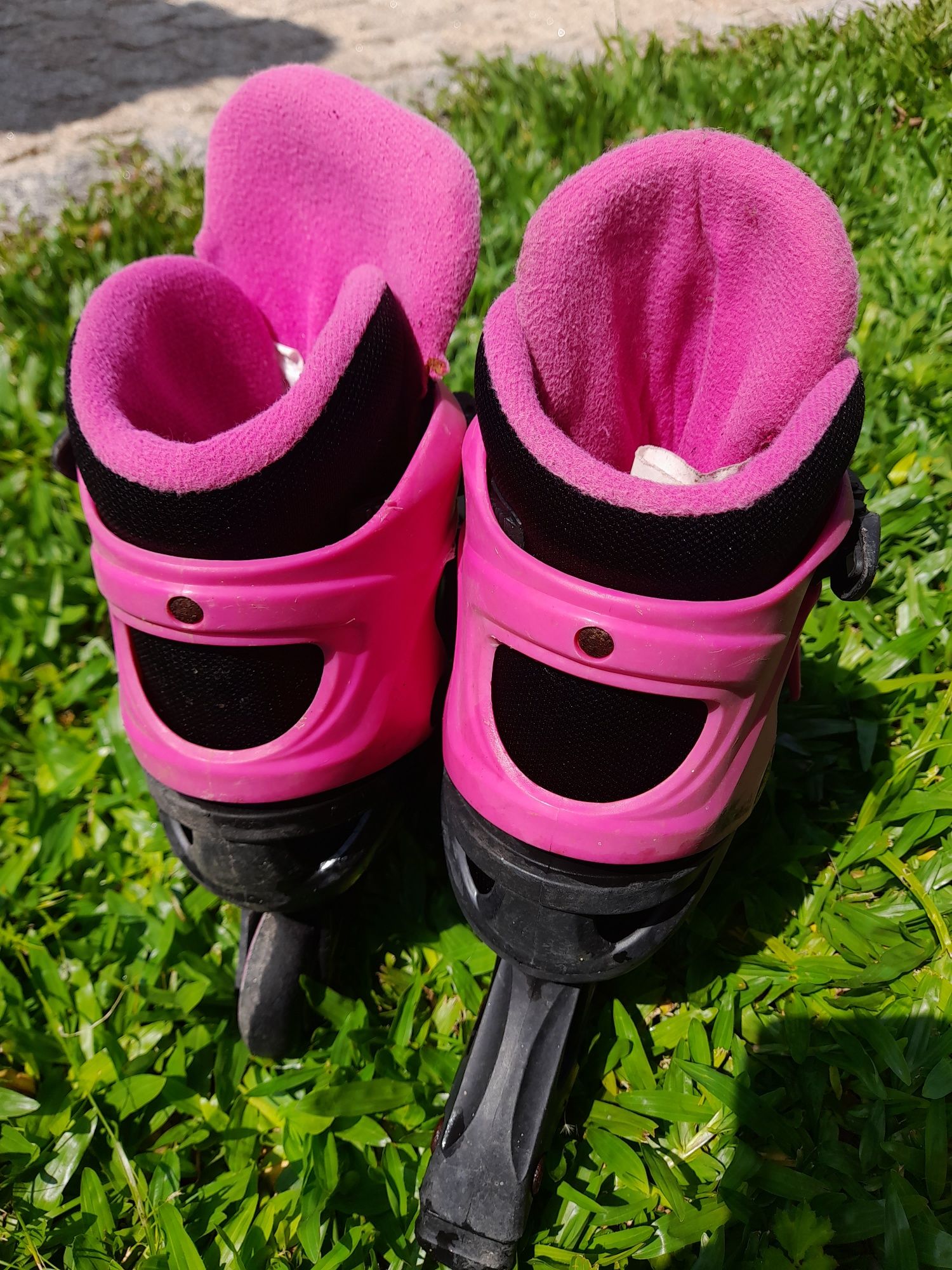 Vendo patins em bom estado, cor de rosa. Tamanho ajustável.