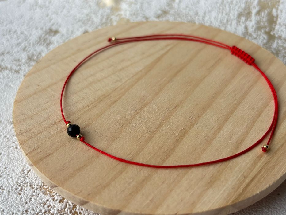 bransoletka ochronna z naturalnym turmalinem na czerwonym sznurku
