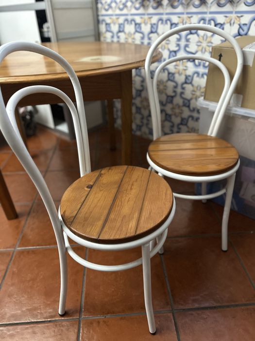 Mesa redonda com 4 cadeiras