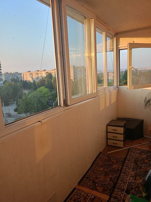 Світла 1‑кімнатна квартира 40 м², Дніпро, вікна на Образцовський ринок