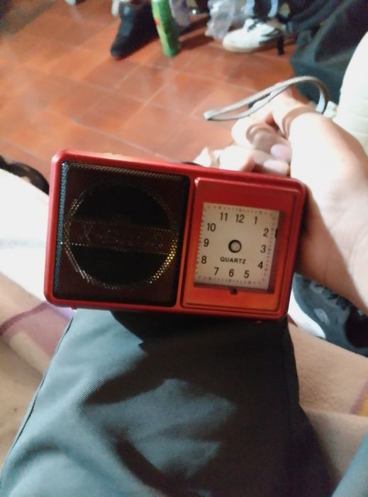 Radio X-Bass boa qualidade sem a tampa de fechar a zona da pilha