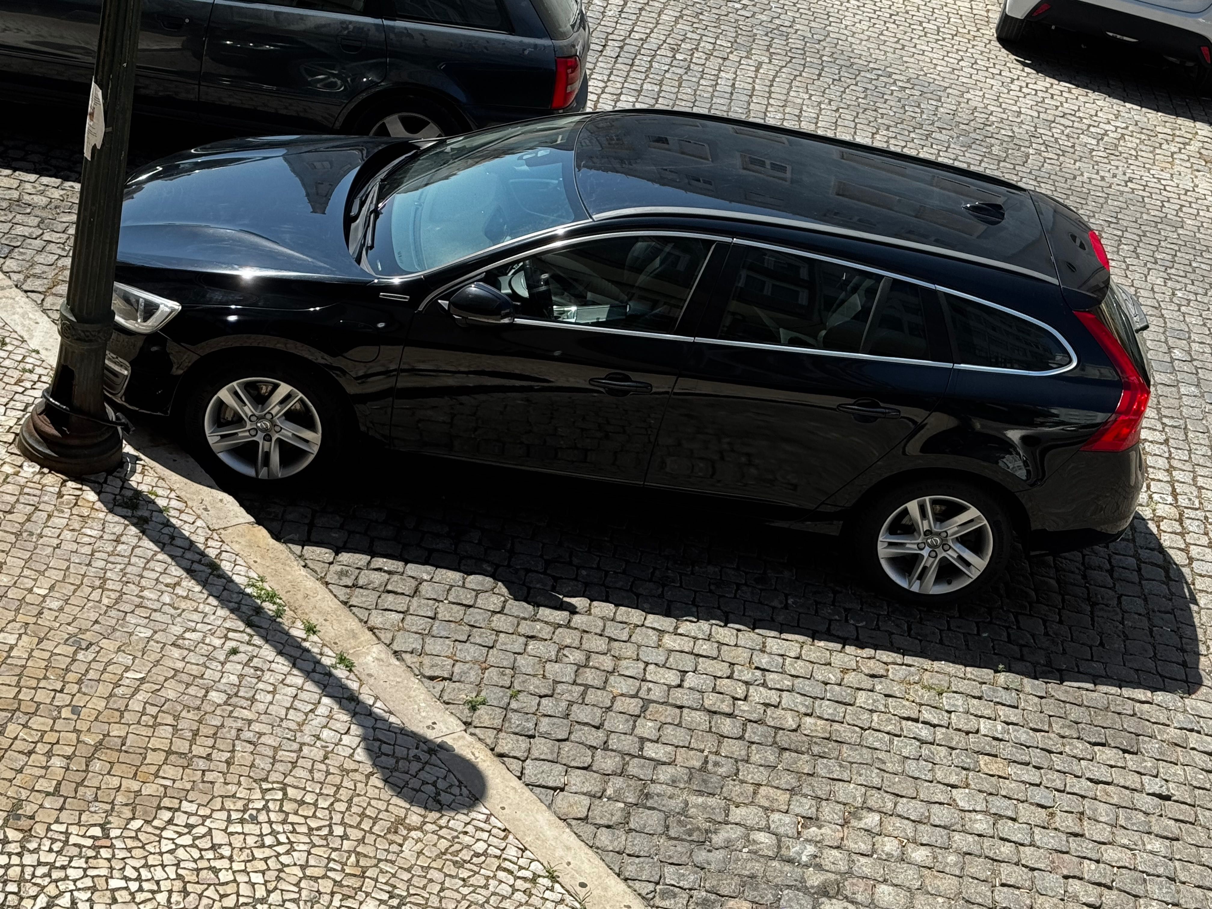 Volvo - V60 2.4 D6 Momentum AWD Phev