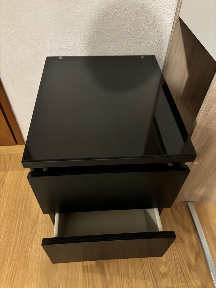 Mesa de cabeceira Malm do IKEA com vidro