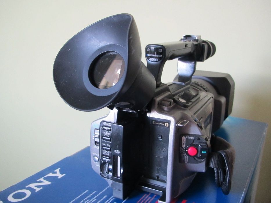 Профессиональная видеокамера Sony DCR-VX2100E