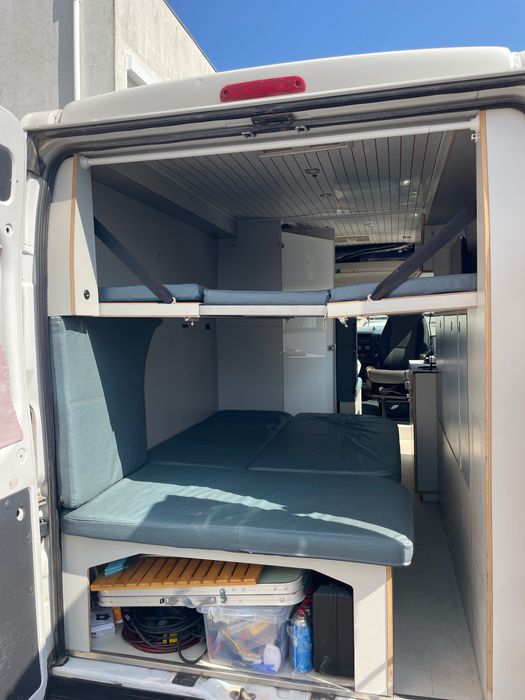 Autocaravana com duas camas de casal e WC