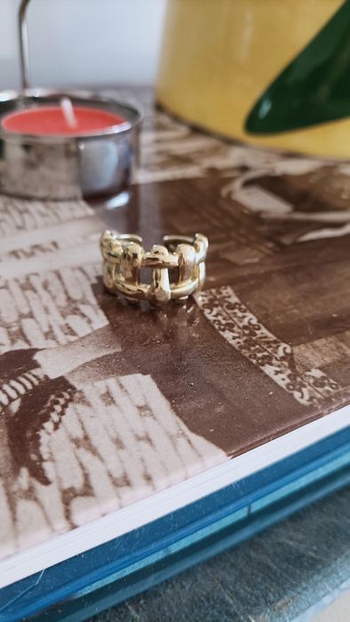 Anel em aço dourado.