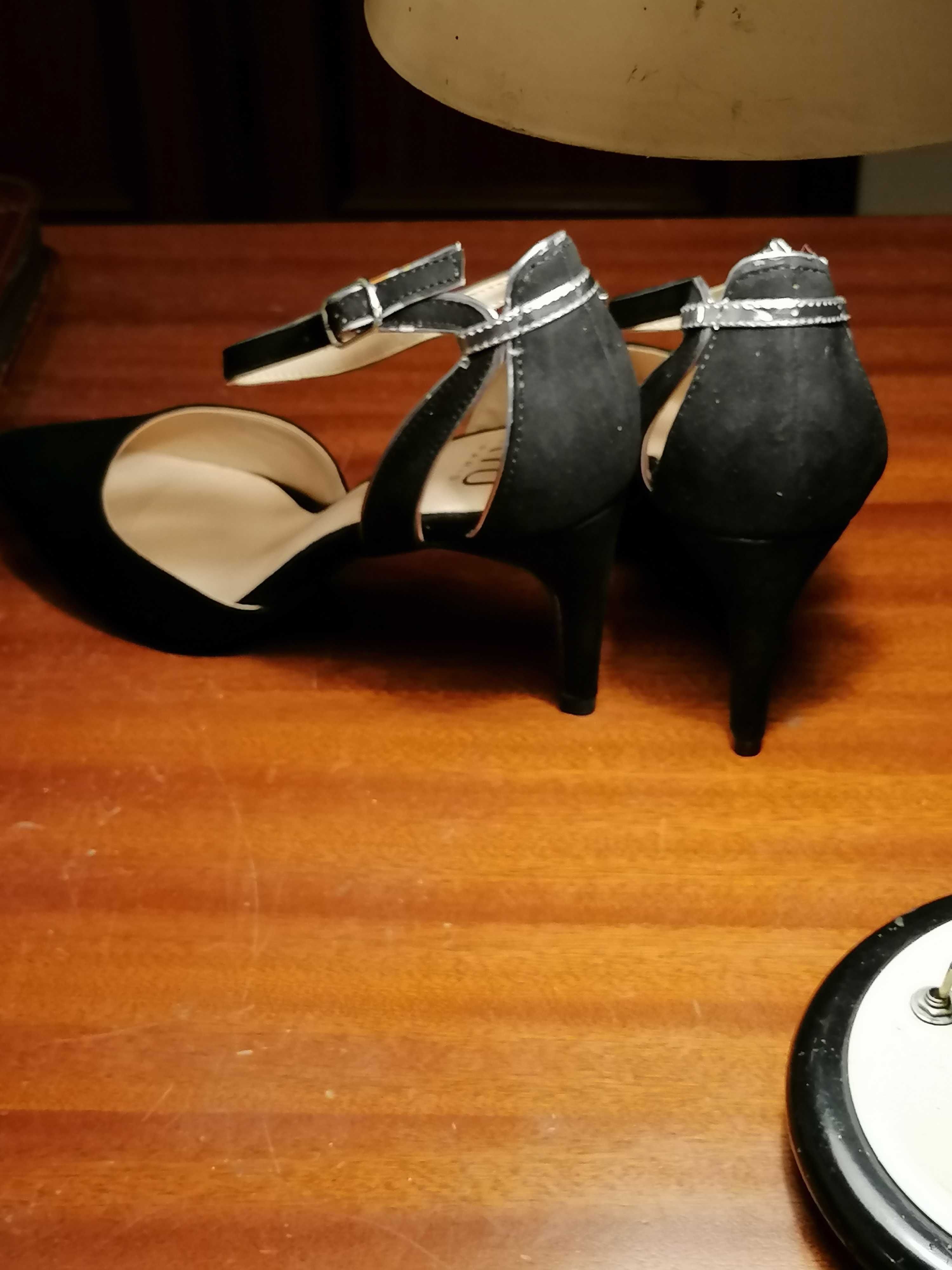 Sapatos pretos de veludo Jacqueline Riu - T38 - NOVOS