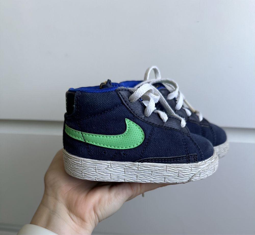 Wyższe granatowe sportowe buty sneakersy Nike 21