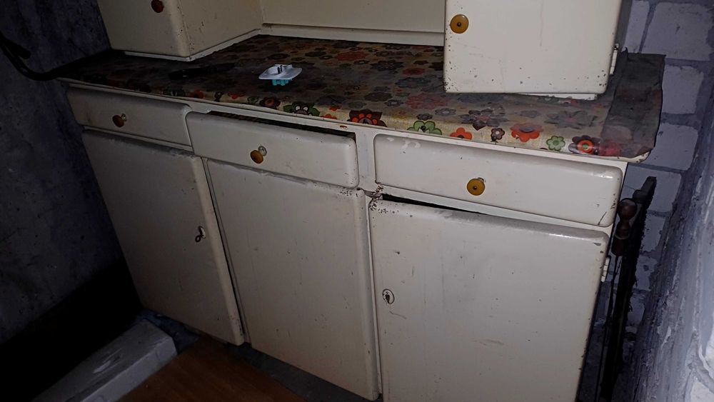 Drewniany kredens do renowacji