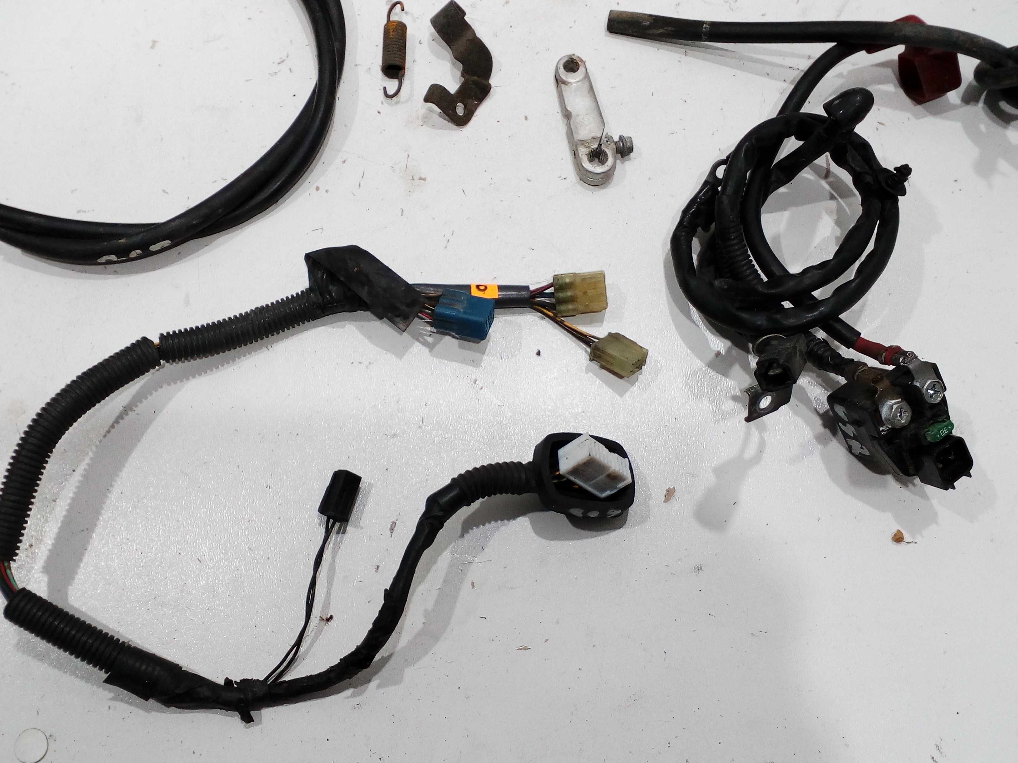 Suzuki GSR 600 uchwyt słona linka wiązka nadkole airbox części