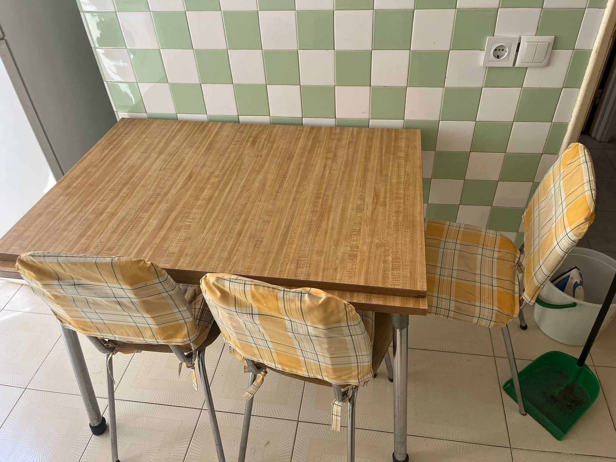 mesa cozinha com 3 cadeiras