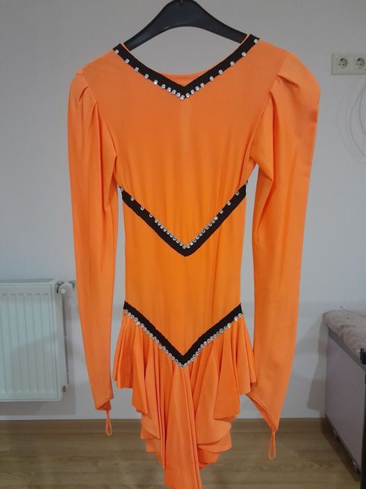 Спортивна сукня помаранчева з чорним для фігурного катання.
