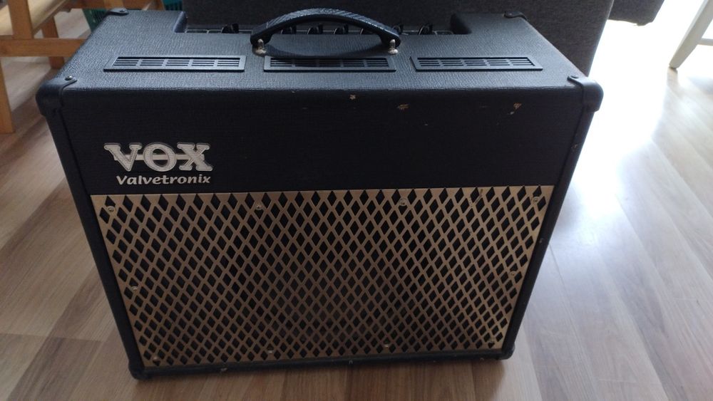 Uszkodzony wzmacniacz gitarowy VOX AD50VT