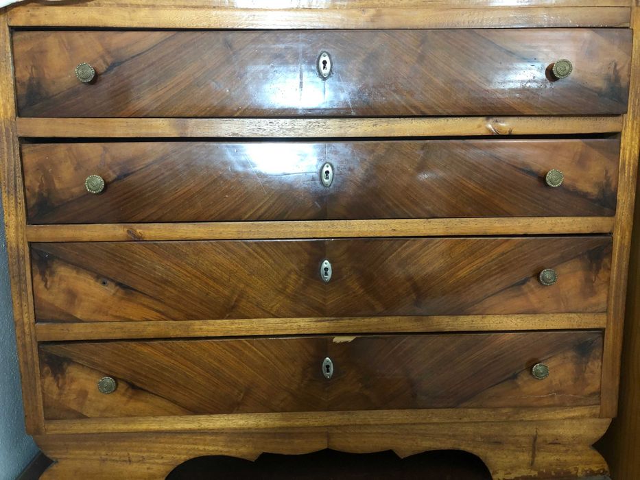 Cômoda em madeira - funcional e elegante - 4 gavetas