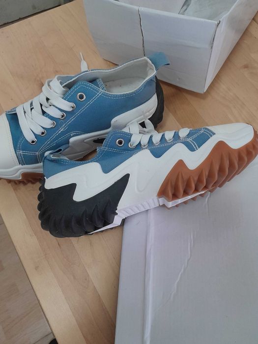 Ténis com sola grossa novos