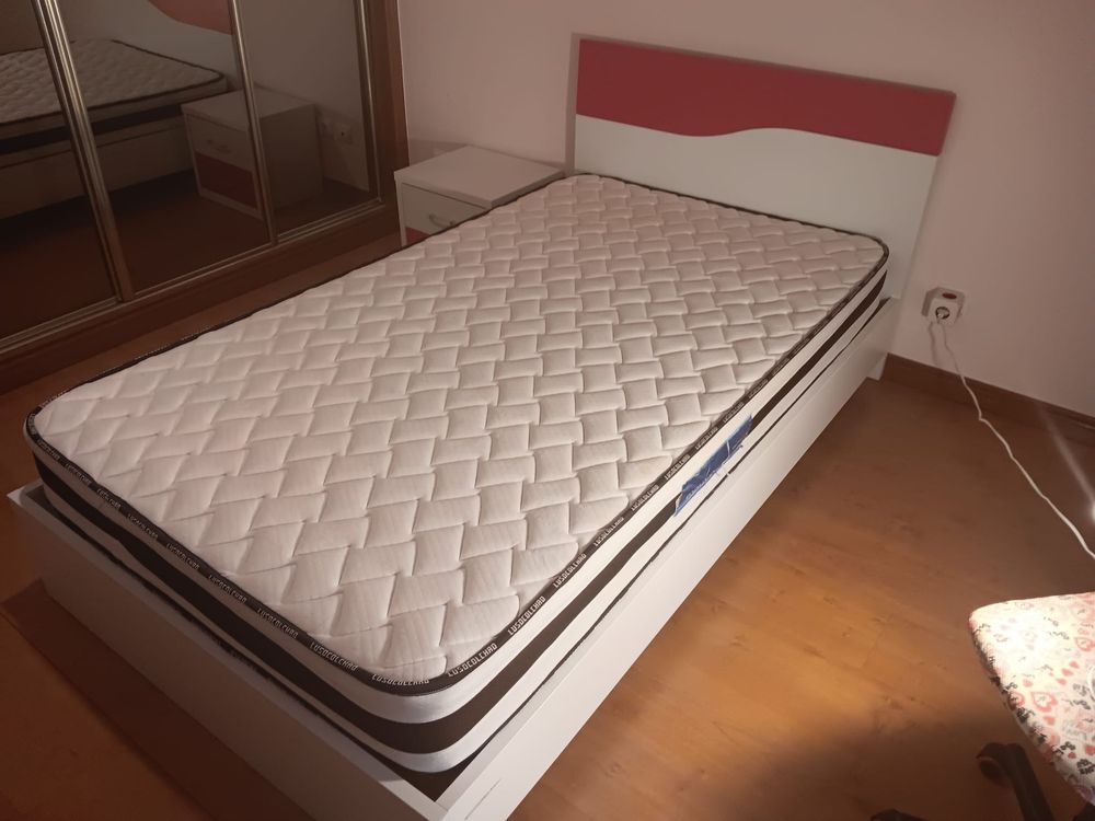 Cama de solteiro +colchão e mesa de cabeceira