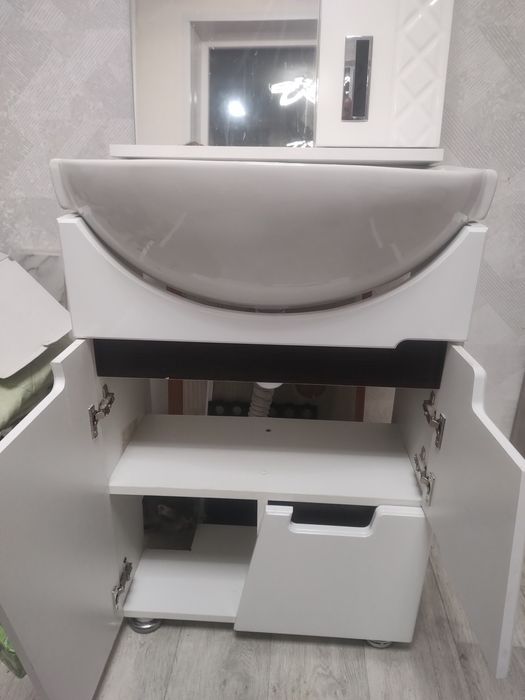Раковина з тумбою в ванну кімнату та верхня шафа