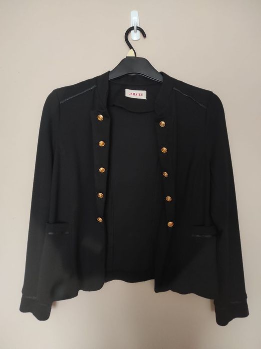 Czarna marynarka dzianinowa z ozdobnymi guzikami i lamówkami