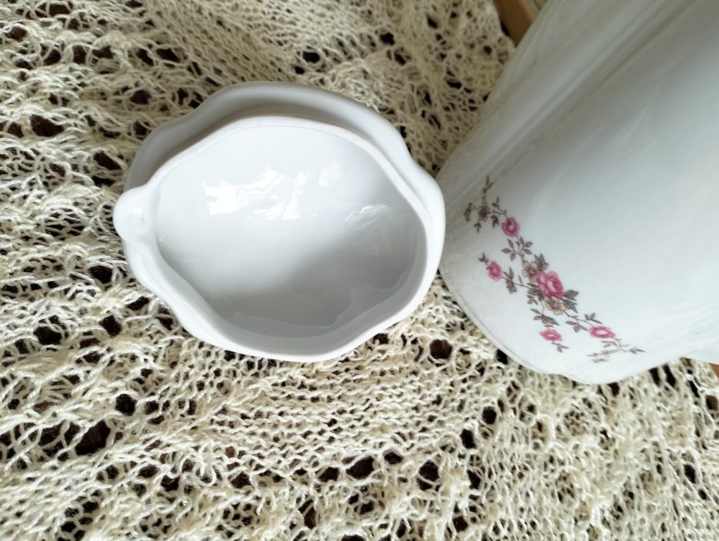 Dzbanek z porcelany; okres PRL; Ćmielów; wysokość  ok.22cm.