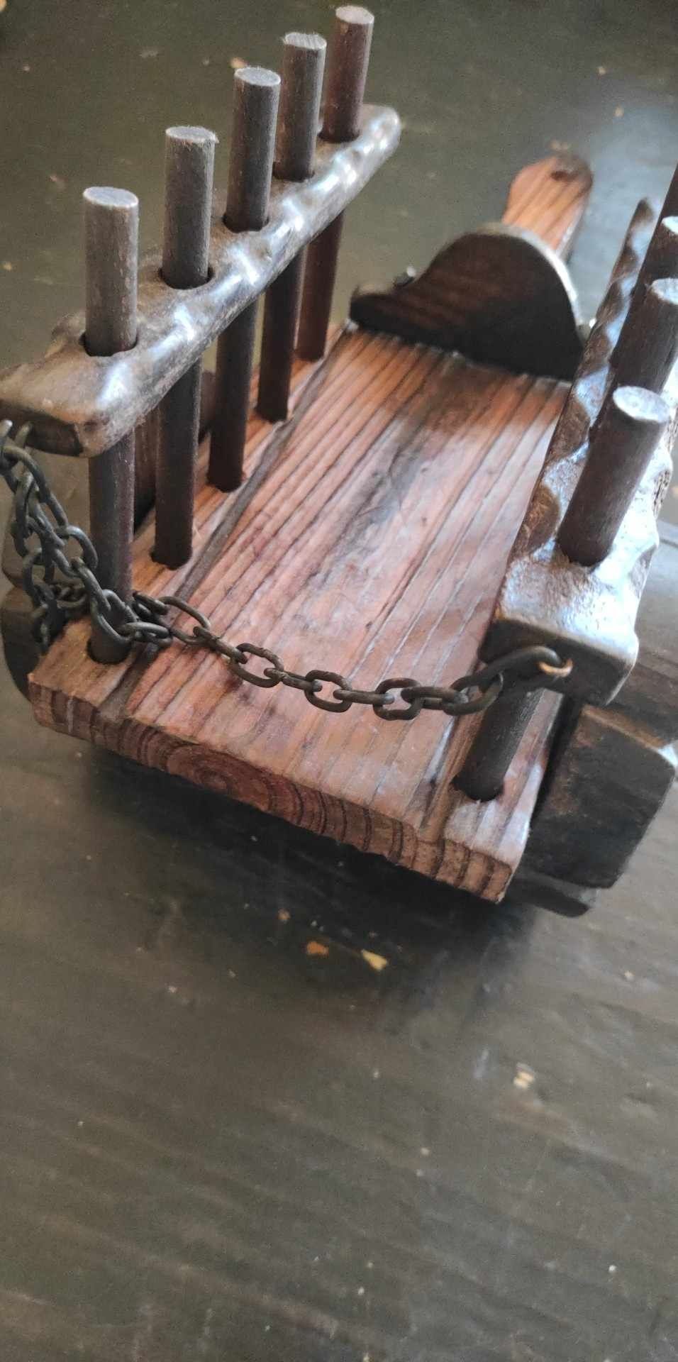 Carroça antiga decorativa e porta garrafas
