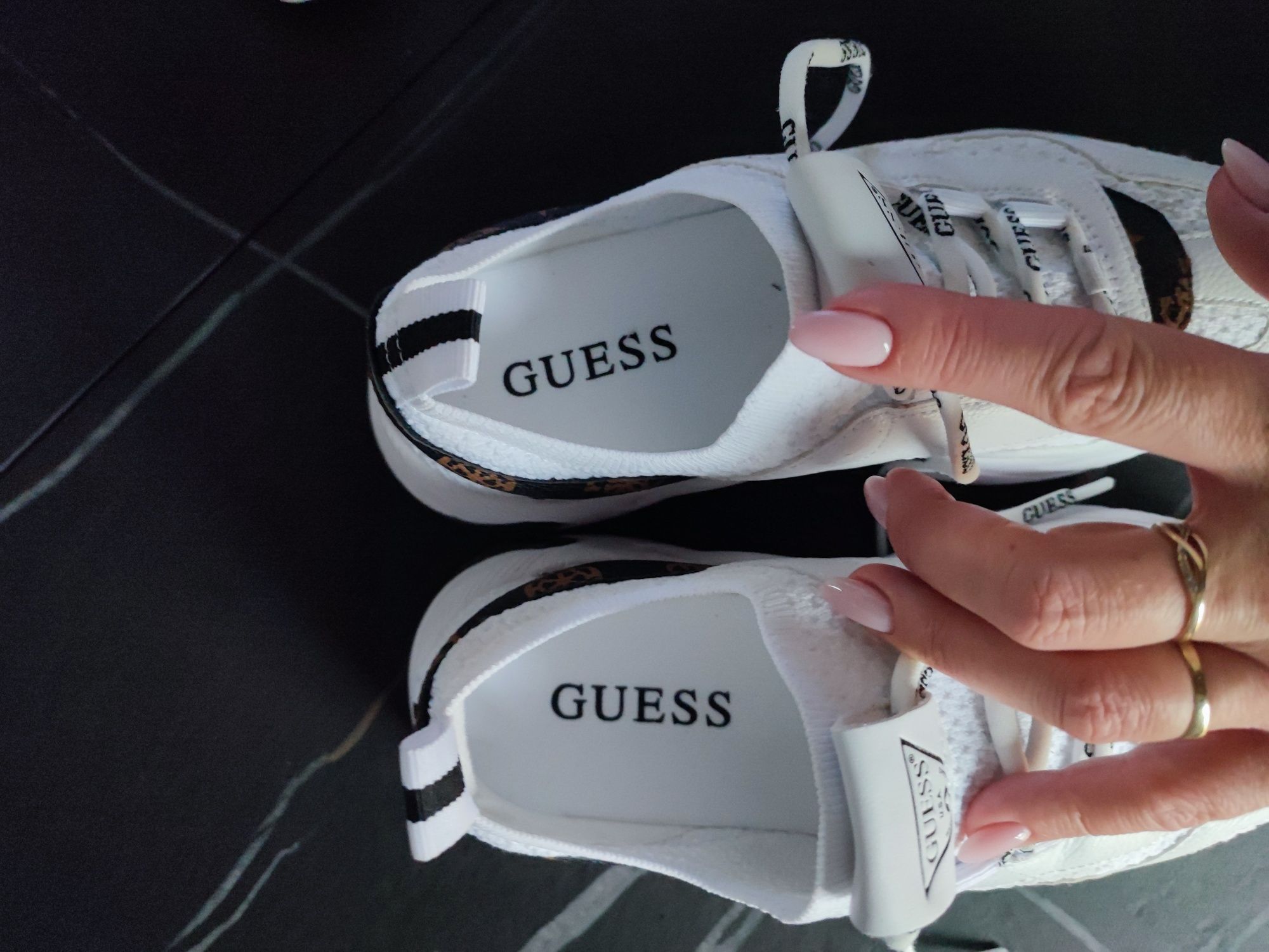 Buty sneakersy GUESS 38