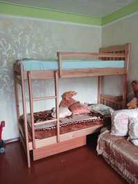 Продаётся деревянная 2×ярусная кровать с матрацами