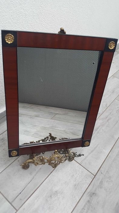 Lustro w drewnianej ramie