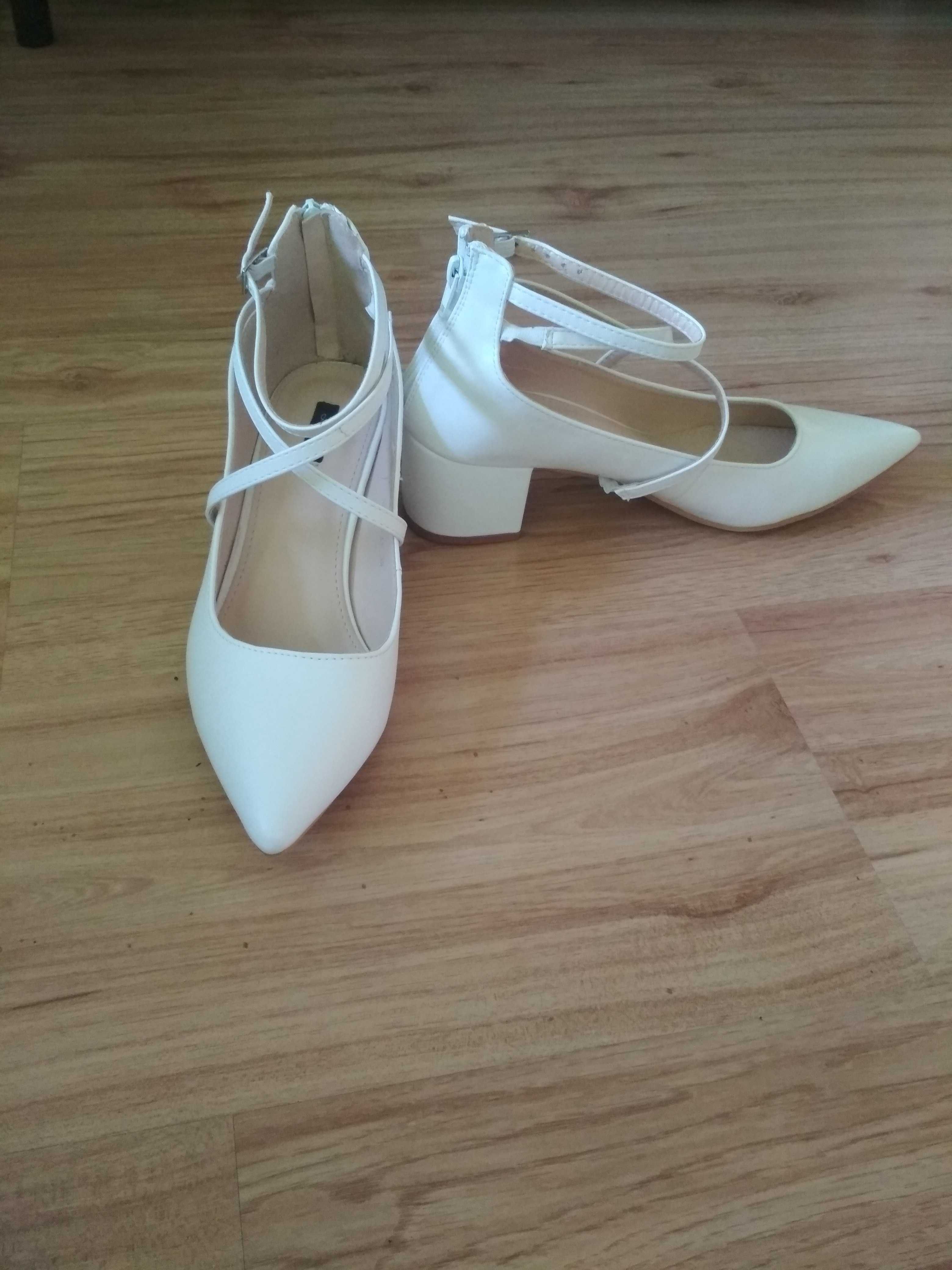 Białe nowe czółenka, marki Lily Rose, rozmiar 39