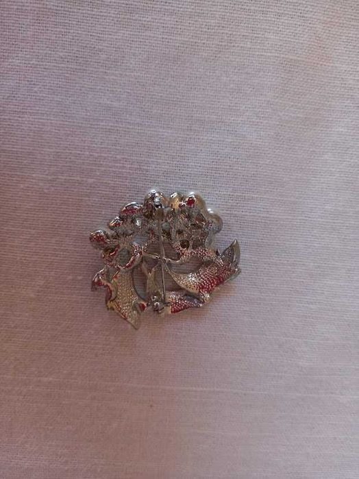 Pregadeira vintage lindíssima: pedras semi preciosas e pérolas.