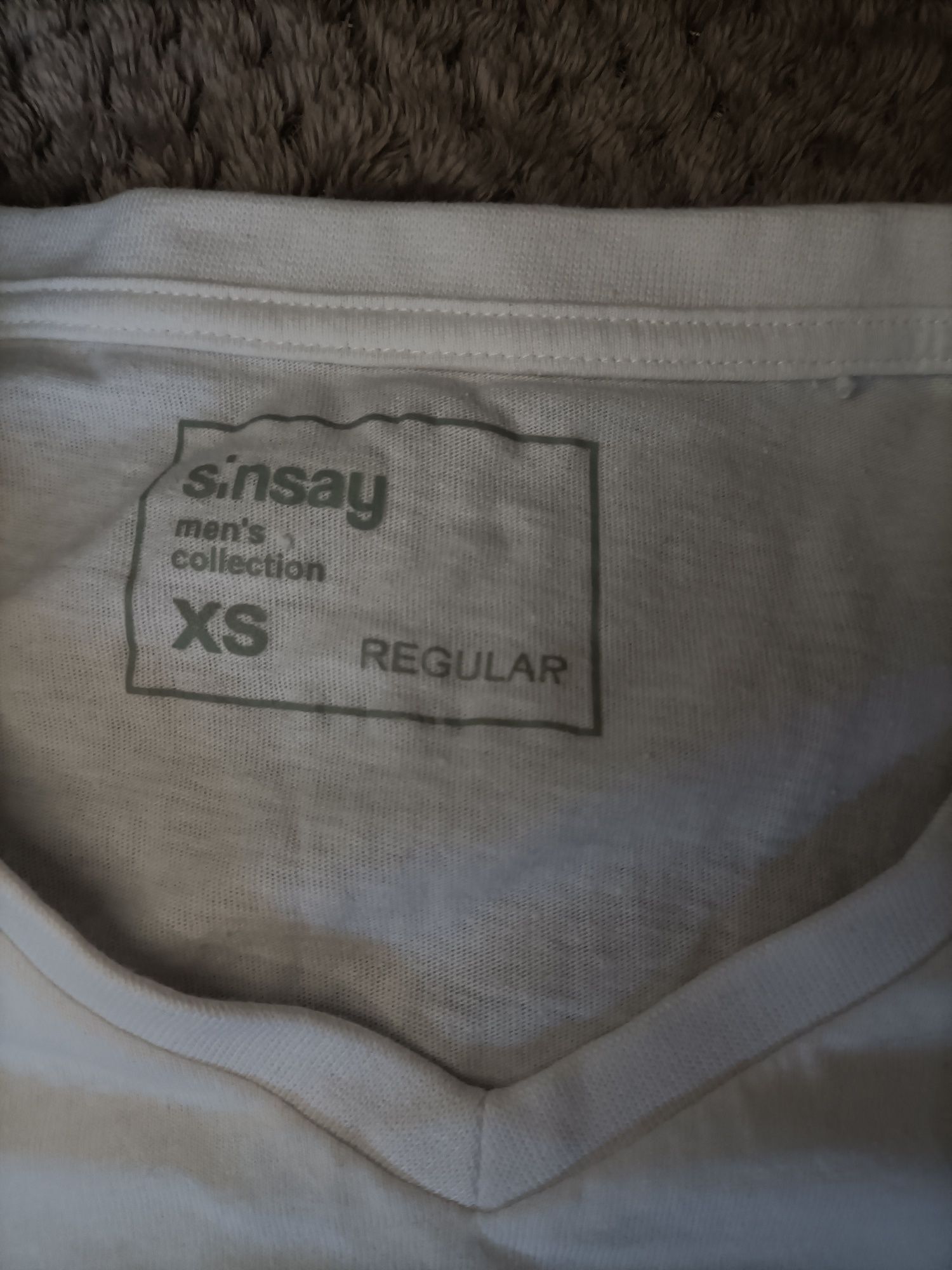 Praktycznie nowy t-shirt koszulka męska XS Sinsay
Stan idealny 
XS Reg