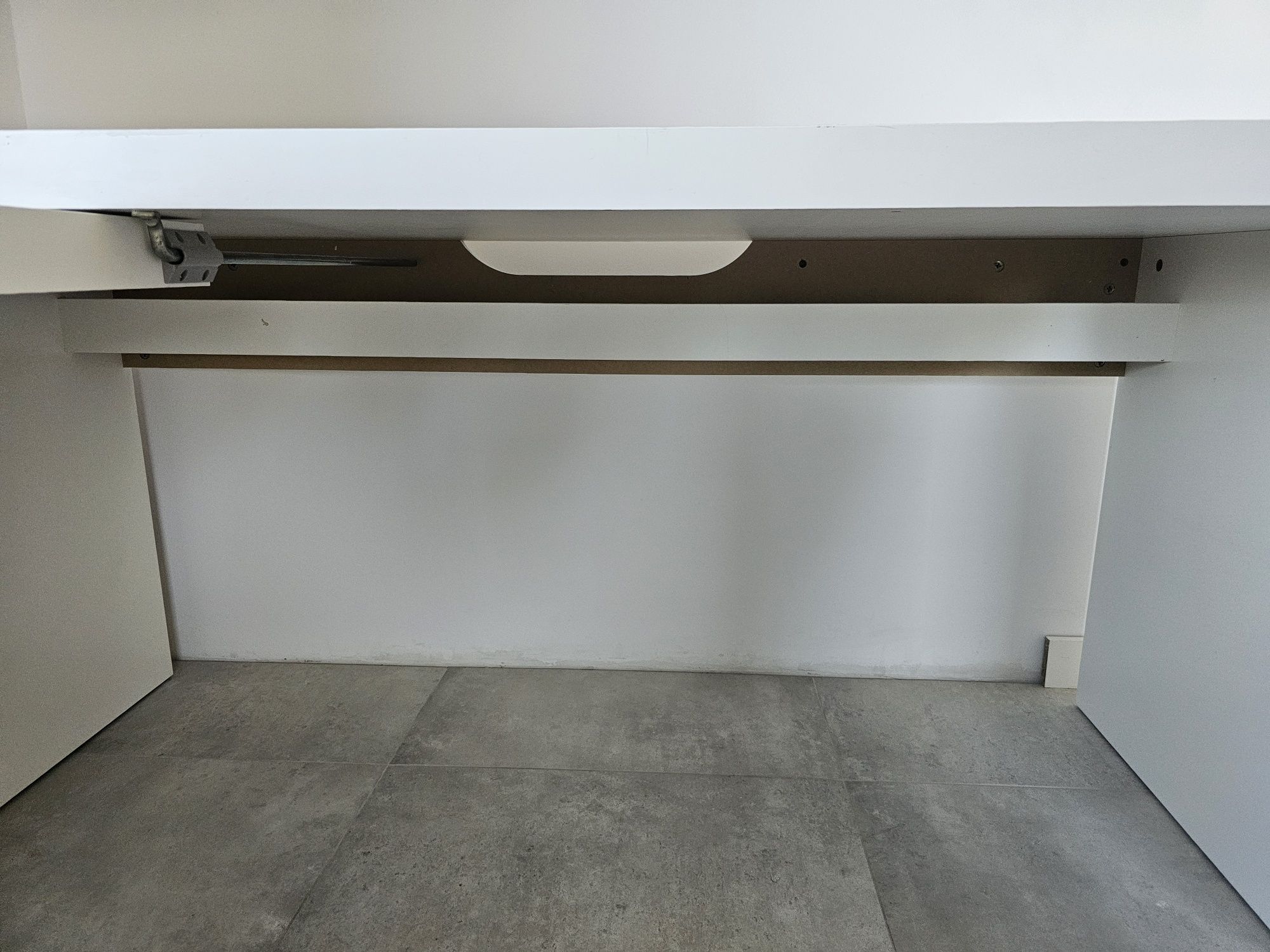 Biurko białe Ikea Malm z wysuwanym panelem