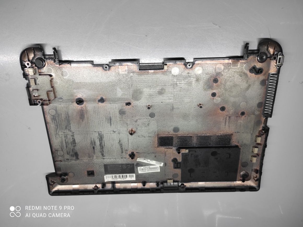 Bottom case Toshiba L50 em bom estado
