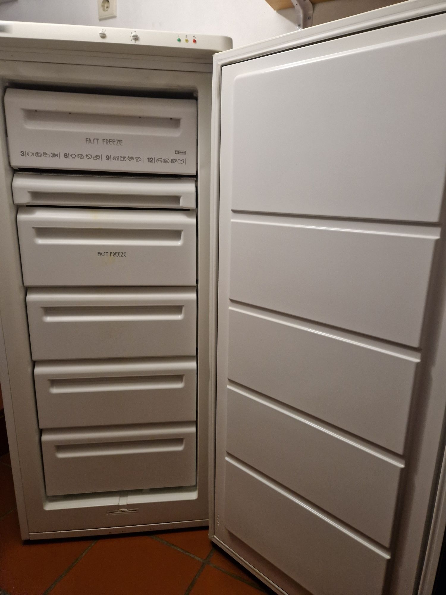 Arca congeladora vertical Zanussi ZV180R