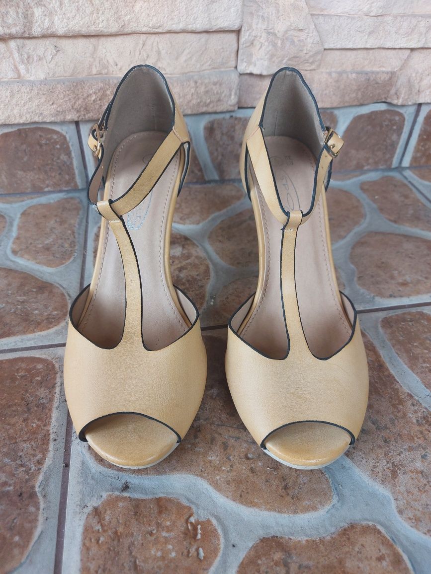 Buty na obcasie zapinane z odkrytymi palcami