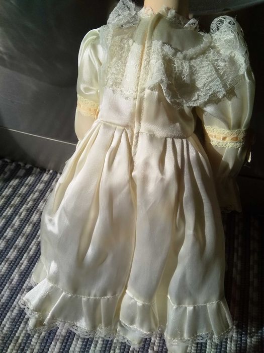 Boneca de porcelana com peças e vestido para outras